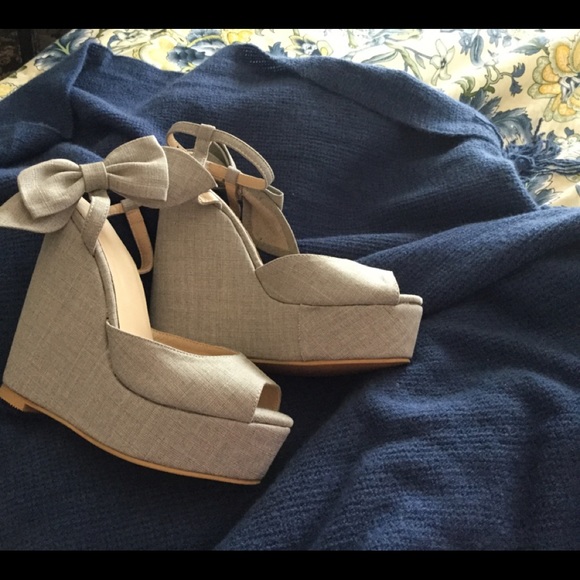 Wedge heel with bow NWOT 🎀HP🎀 - Picture 2 of 2